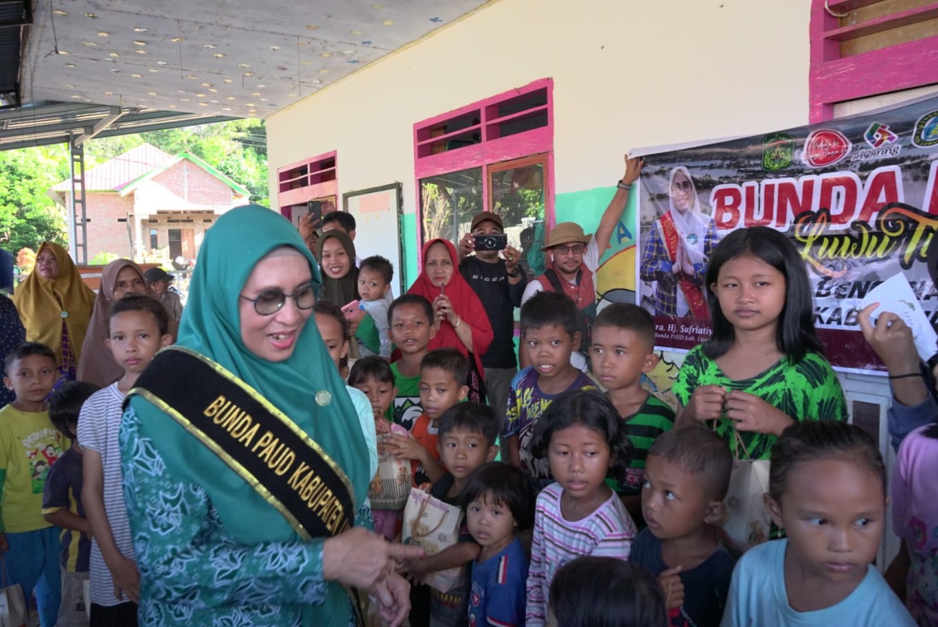 BANTUAN KEMANUSIAAN -- Bunda PAUD Kabupaten Luwu Timur, Hj Sufriaty Budiman didampingi Kepala Dinas Pendidikan dan Kebudayaan (Dikbud), Muhammad Syukri menyerahkan langsung bantuan kemanusiaan kepada masyarakat yang terdampak banjir bandang Luwu berpusat di Posko Induk Siaga Bencana Kabupaten Luwu, Sabtu (11/5).