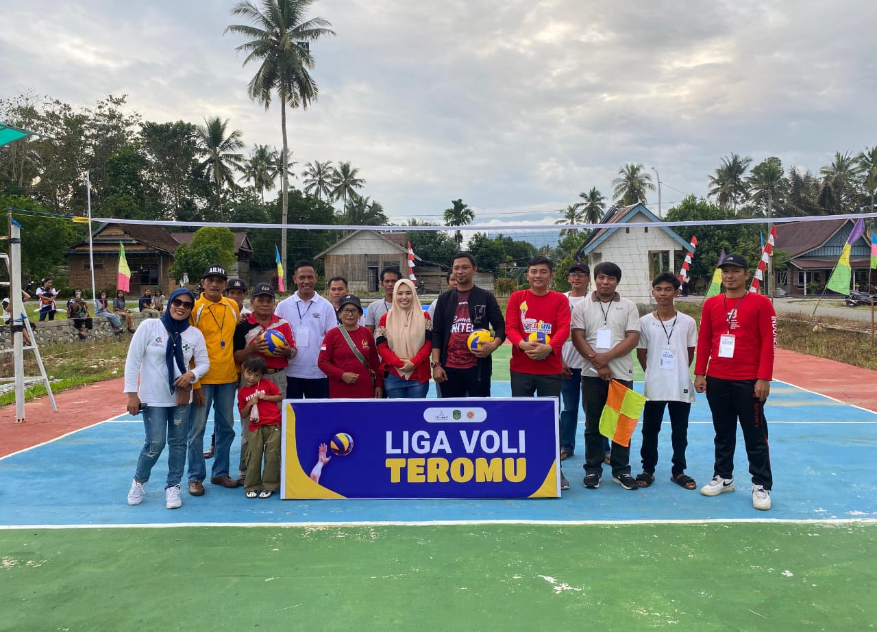 BUKA -- Camat Mangkutana, Zulkifli Adi Saputra, secara resmi membuka Liga Voli Seselemba yang diikuti delapan klub voli dari tiga dusun dan delapan RT di Desa Teromu, Kecamatan Mangkutana, Kabupaten Luwu Timur baru-baru ini.