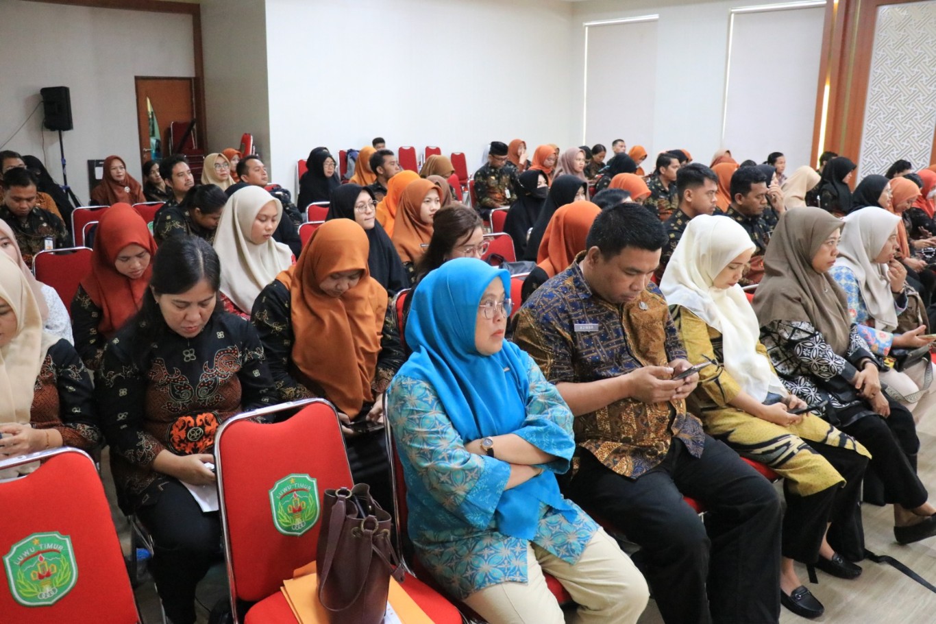COACHING -- Asisten II, Masdin mewakili Bupati Luwu Timur didampingi Kabag Organisasi, Hj Andi Asmah Sari membuka coaching penyusunan dokumen Anjab dan ABK di lingkungan Pemkab Luwu Timur Tahun 2024 di Aula Sasana Praja Kantor Bupati Luwu Timur, Kamis (30/5
