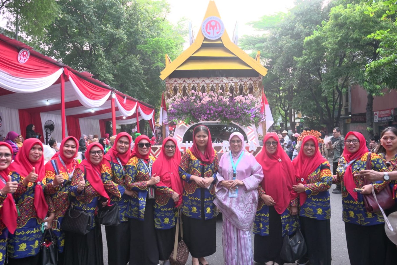HUT -- Ketua Dekranasda Kabupaten Luwu Timur, Hj. Sufriaty Budiman foto bersama usai menghadiri Puncak peringatan syukuran Hari Ulang Tahun (HUT) Dewan Kerajinan Nasional ke 44 di Hotel Alila Solo, Surakarta, Jawa Tengah, Rabu (15/5). 