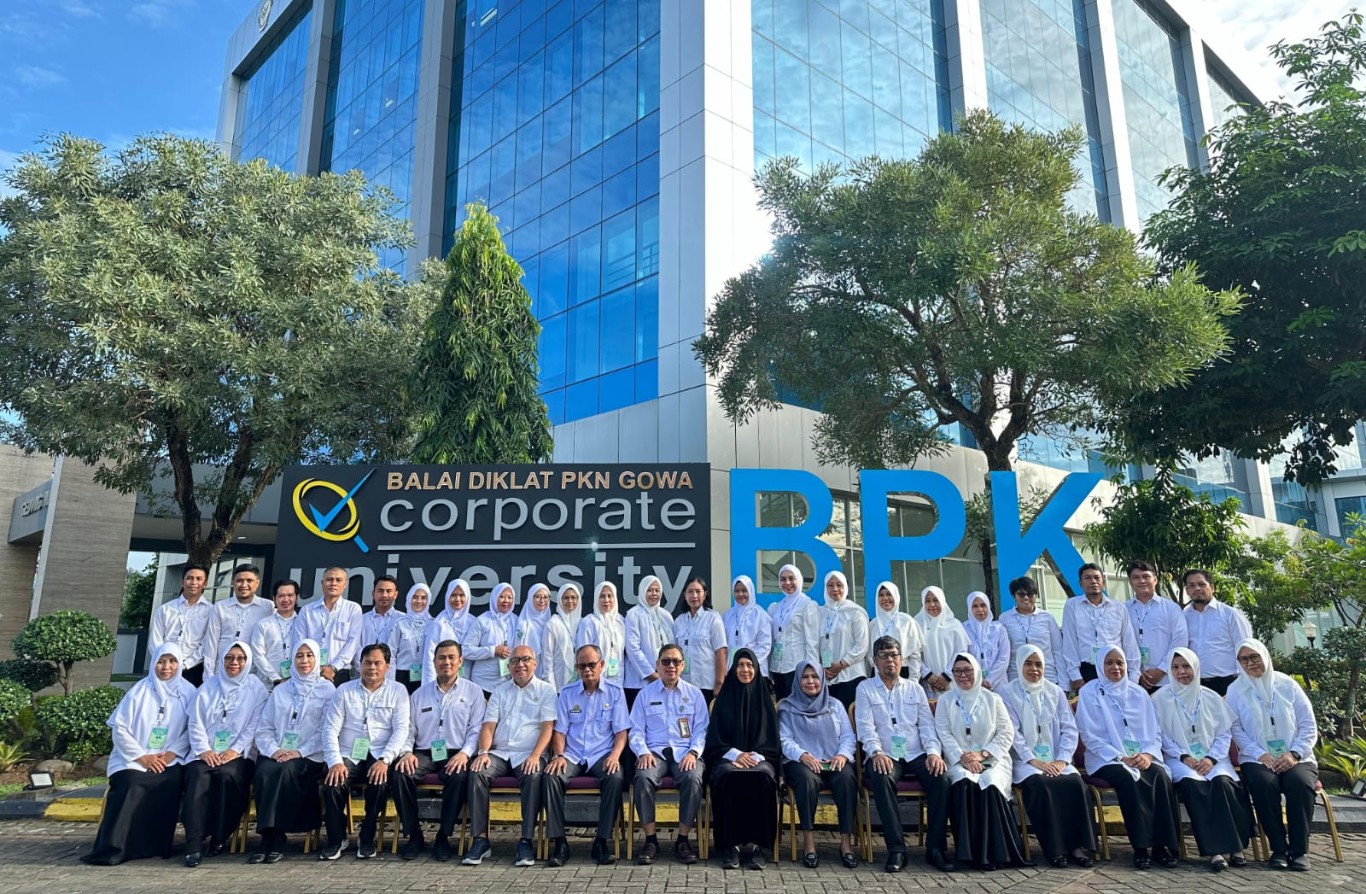 DIKLAT -- Kepala Balai Diklat Pelatihan Keuangan Negara dan BPK  RI Gowa Riyanto didampingi oleh Asisten III mewakili Bupati Luwu Timur, Nursih Hariani, Plt. Kepala BKPSDM Kabupaten Luwu Timur, Alimuddin foto bersama usai membuka Diklat Perencanaan Keuangan Daerah Batch II, Rabu (29/5). 