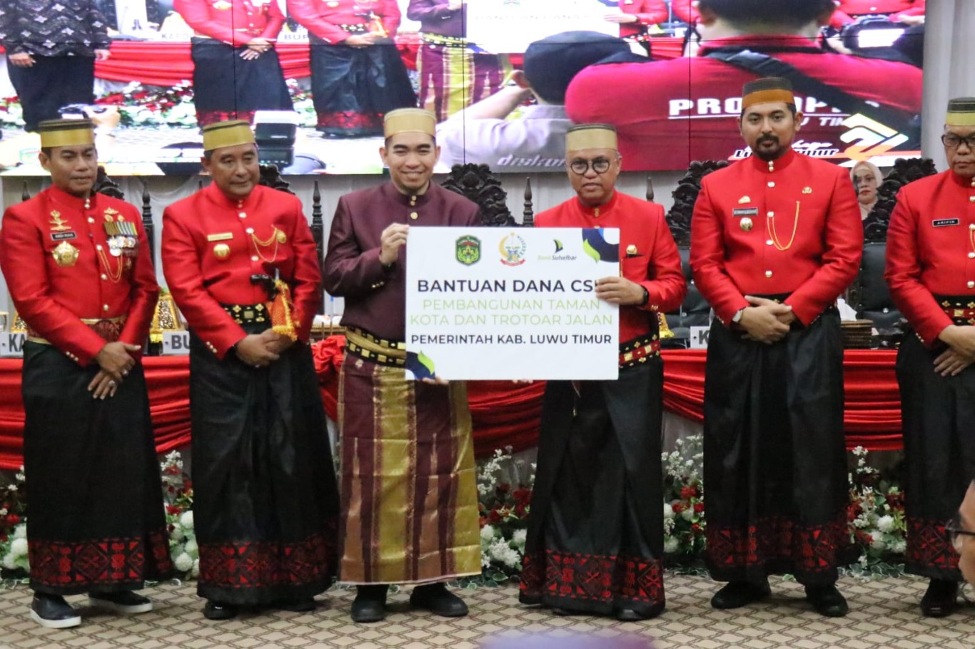 BANTUAN -- Bupati Luwu H Budiman foto bersama Pj Gubernur Bahtiar usai menyerahkan bantuan kepada Pemkab Lutim baru-baru ini. 