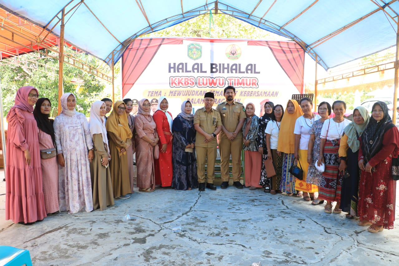 HALAL BIHALAL -- Bupati Luwu Timur, H. Budiman foto bersama usai menghadiri Halal Bihalal KKBS Kabupaten Luwu Timur bersama Wabup Luwu Timur, Mochammad Akbar Andi Leluasa di Dusun Sumber Nyiur, Desa Lampenai Kecamatan Wotu, Selasa (28/5).