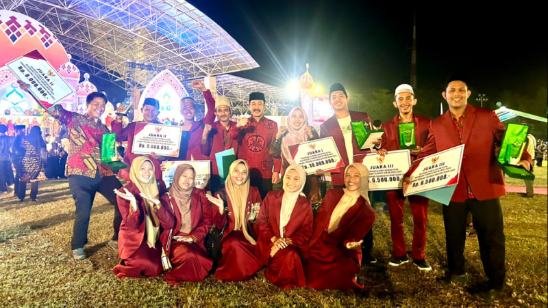JUARA -- Kafilah Kabupaten Luwu Timur foto bersama usai berhasil menorehkan prestasi membanggakan dengan meraih peringkat umum V ajang Musabaqah Tilawatil Qur'an (MTQ) XXXIII tingkat Provinsi Sulsel di Kabupaten Takalar. 