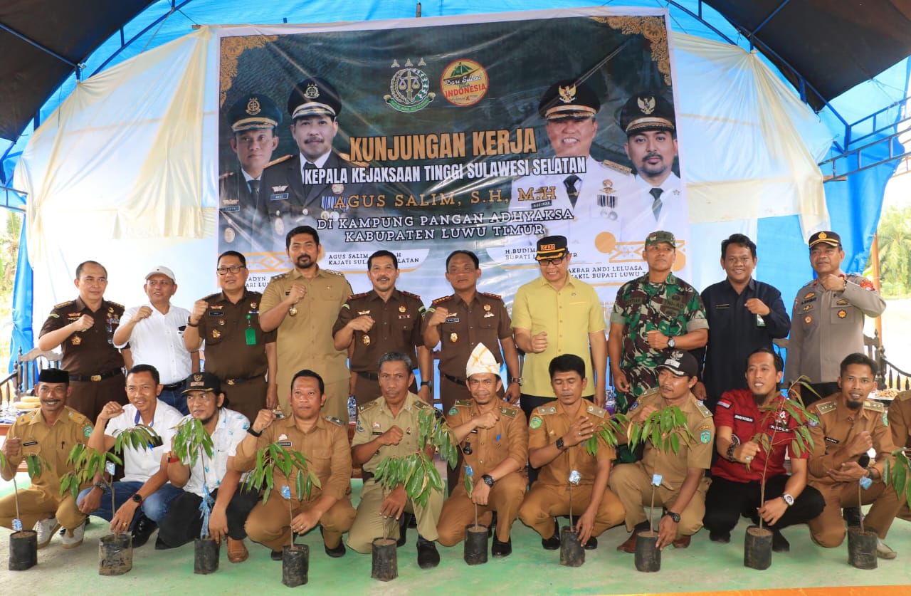 KAMPUNG PANGAN -- Wabup Luwu Timur, Mochammad Akbar Andi Leluasa mendampingi Kunker Kepala Kajati Sulsel Agus Salim saat mengunjungi Kampung Pangan Adhiyaksa yang di Desa Argomulyo, Kecamatan Kalaena, Senin (20/5). 