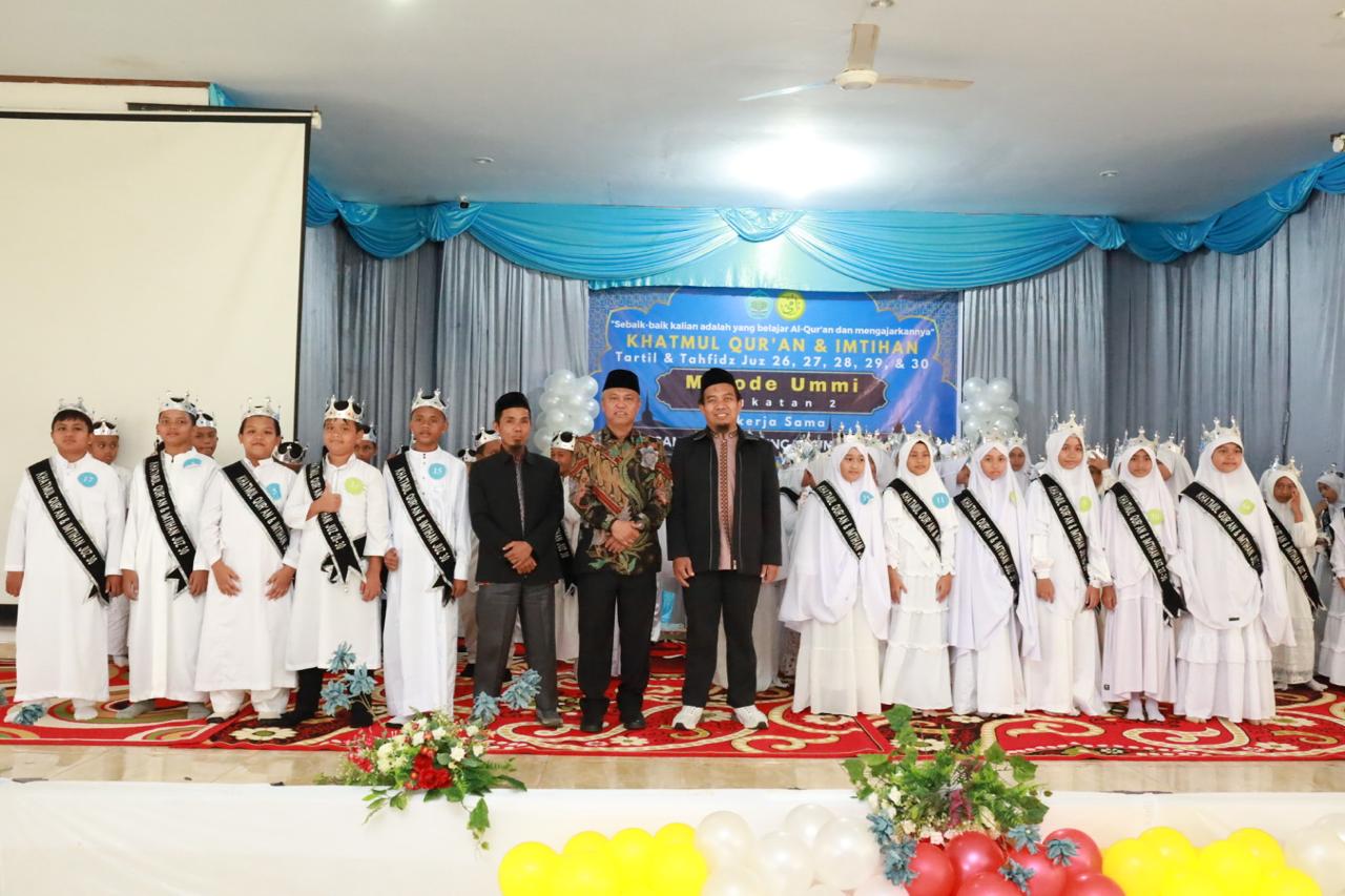 KHATMUL QUR'AN -- Bupati Luwu Timur, H Budiman foto bersama usai menghadiri acara Khatmul Qur’an dan Imtihan SDIT Insan Rabbani di Aula Dinas Pendidikan dan Kebudayaan, Malili, Minggu (5/5).