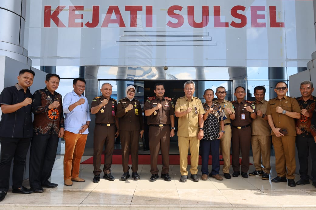 KUNKER -- Bupati Luwu Timur, H Budiman didampingi Anggota DPRD Lutim, Najamuddin dan Munir Razak serta Sekkab H Bahri Suli beserta beberapa kepala OPD foto bersama usai melakukan kunjungan kerja sekaligus silaturahmi ke Kejati Sulasel, Selasa (30/4).