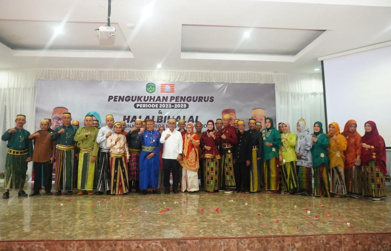 PELANTIKAN -- Bupati Luwu Timur, H Budiman menghadiri pelantikan dan pengukuhan Pengurus Kerukunan Keluarga Masyarakat Bone (KKMB) Kabupaten Luwu Timur Periode 2023-2028 di Gedung Simpurusiang Malili, Jumat (10/5) 