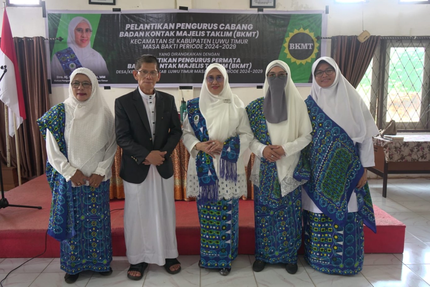 LANTIK -- Ketua PD BKMT Kabupaten Luwu Timur, Hj Sufriaty Budiman  melantik PC BKMT Kecamatan Nuha sekaligus pelantikan Pengurus Permata (PP) BKMT Desa Nikkel dan Desa Sorowako dengan Masa Bakti 2024-2029, di Aula Kecamatan Nuha, Selasa (28/5).