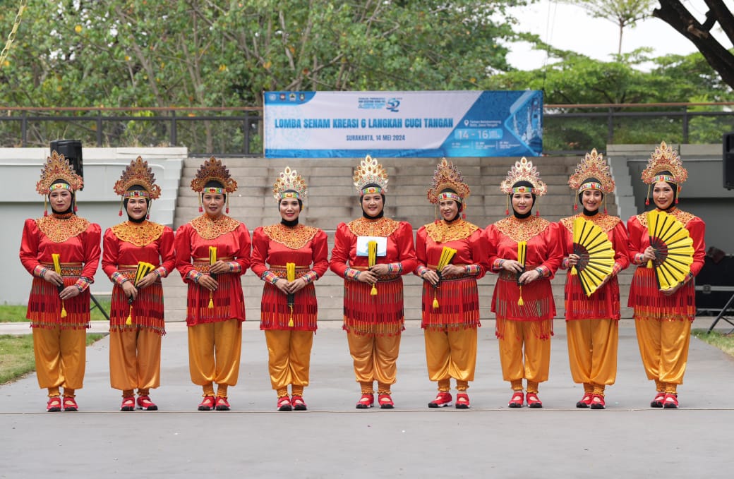 HARI JADI -- Ketua TP PKK Kabupaten Luwu Timur, Hj Sufriaty Budiman bergabung dalam tim Provinsi Sulsel tampil memukau dalam pergelaran Lomba Senam Kreasi Enam Langkah Cuci Tangan. Lomba tersebut merupakan rangkaian HKG PKK ke 52 sekaligus Jambore Kader PKK Nasional yang dipusatkan di Taman Balekambang Surakarta, Jawa Tengah, Selasa (14/5).