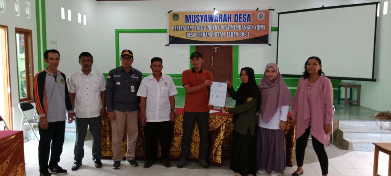 DESA MANDIRI -- Desa Cendana Hitam di Kecamatan Tomoni Timur resmi naik status menjadi desa mandiri dalam musyawarah desa penetapan status Indeks Desa Membangun (IDM) tahun 2024 di Aula Kantor Desa Cendana Hitam, Rabu (29/5). 