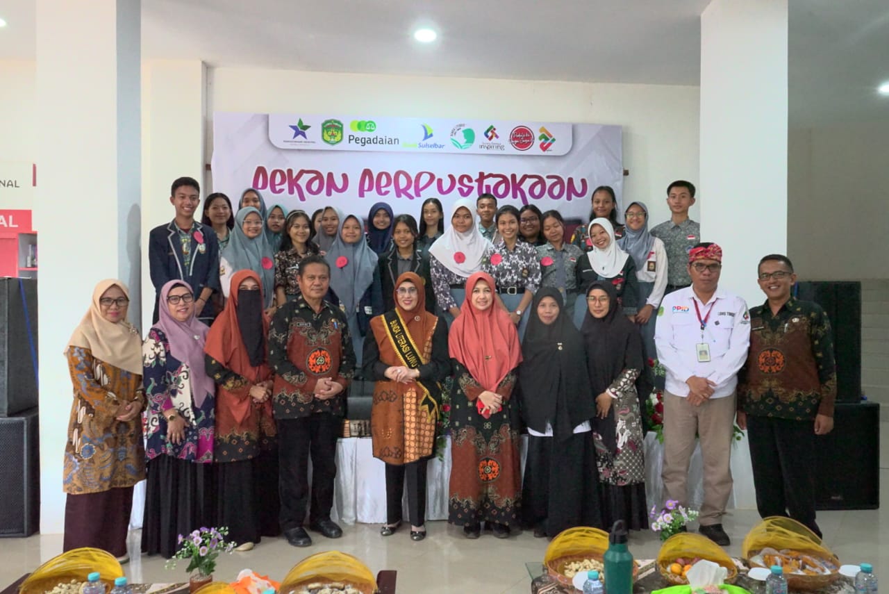 BUKA -- Bunda Literasi Kabupaten Luwu Timur, Hj Sufiaty Budiman didampingi Kepala Dinas Perpustakaan dan Kearsipan (DPK) Lutim, Satri, Sekretaris DPK, Noviya Syahriani Syam membuka kegiatan Pekan Perpustakaan di Gedung Layanan Perpustakaan Daerah Lutim, Kamis (2/5).