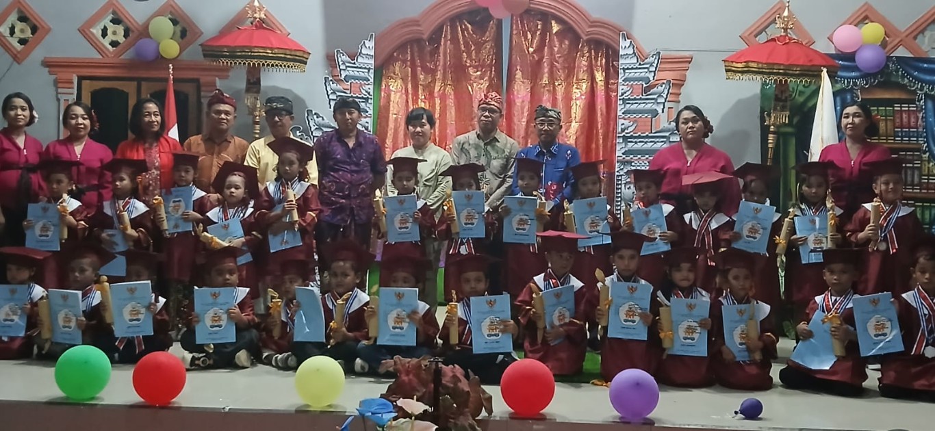 PENAMATAN -- Taman kanak-kanak Pratama Widyalaya Sri Ganesha Kertoraharjo, Kecamatan Tomoni Timur menggelar acara penamatan dan perpisahan, Sabtu (25/5) malam  