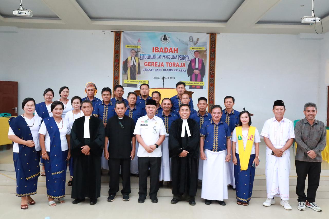 HADIRI -- Bupati Luwu Timur, H Budiman didampingi Direktur RSUD I Lagaligo, dr Benny foto bersama usai menghadiri Penguraian dan Peneguhan Pendeta Gereja Toraja Jemaat Baku Klasis Kalaena Desa Patengko, Kecamatan Tomoni Timur baru-baru ini. 