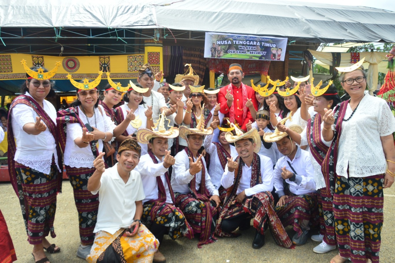 PERAYAAN  -- Wakil Bupati Luwu Timur, Moch. Akbar A. Leluasa bersama seluruh Jemaat Gereja Pantekosta Oikumene (POUK) Sorowako mengikuti perayaan Pesta Syukur dan Ibadah Pantekosta di Halaman Gereja POUK Sorowako, Kecamatan Nuha, Sabtu (18/5).