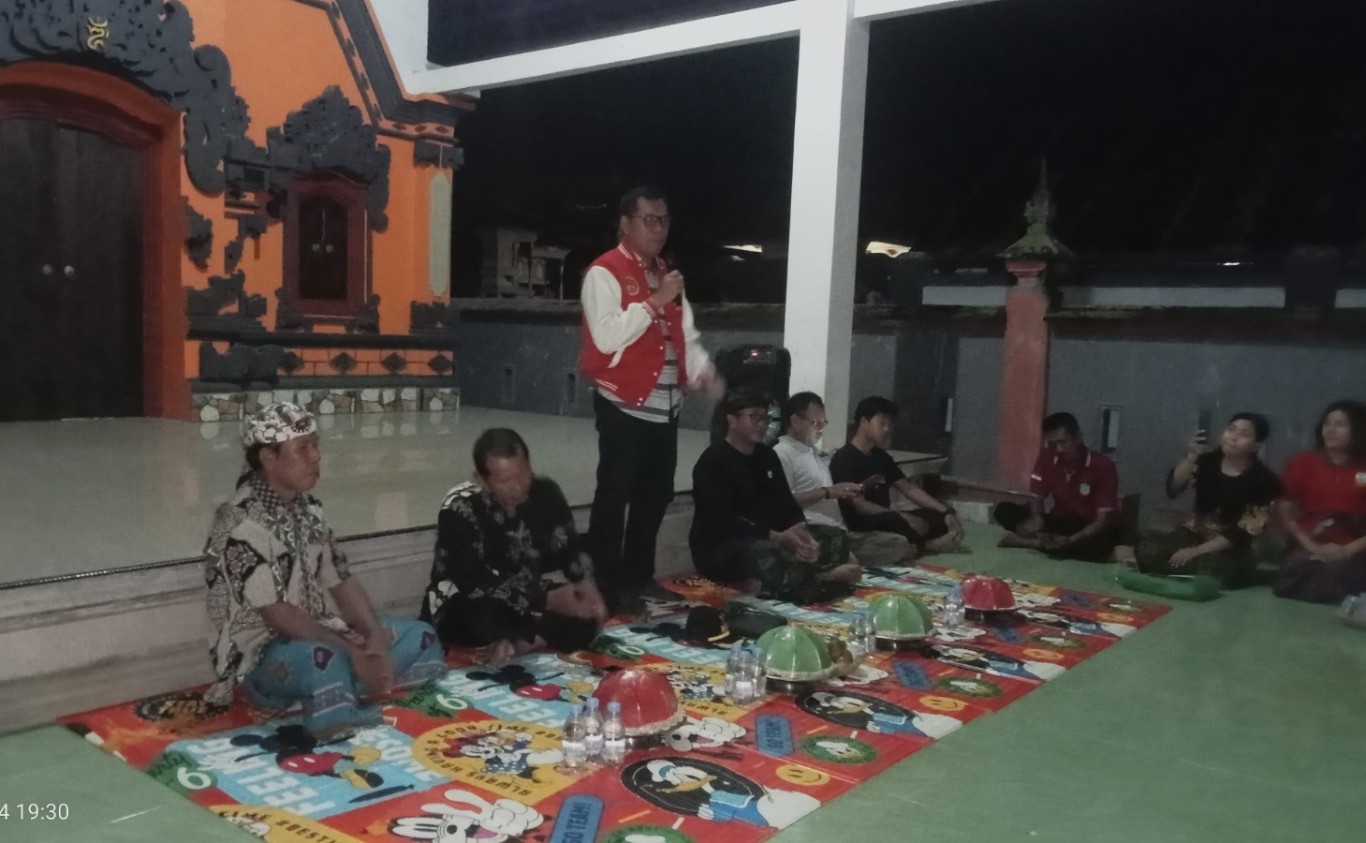SOSIALISASI -- Pemerintah Desa Margomulyo bersama Camat Tomoni Timur dan WHDI Desa Margomulyo menggelar sosialisasi pencegahan rabies di Balai Banjar Sidikarya, Dusun Tampaksiring, Desa Margomulyo, Jumat (24/5) malam.