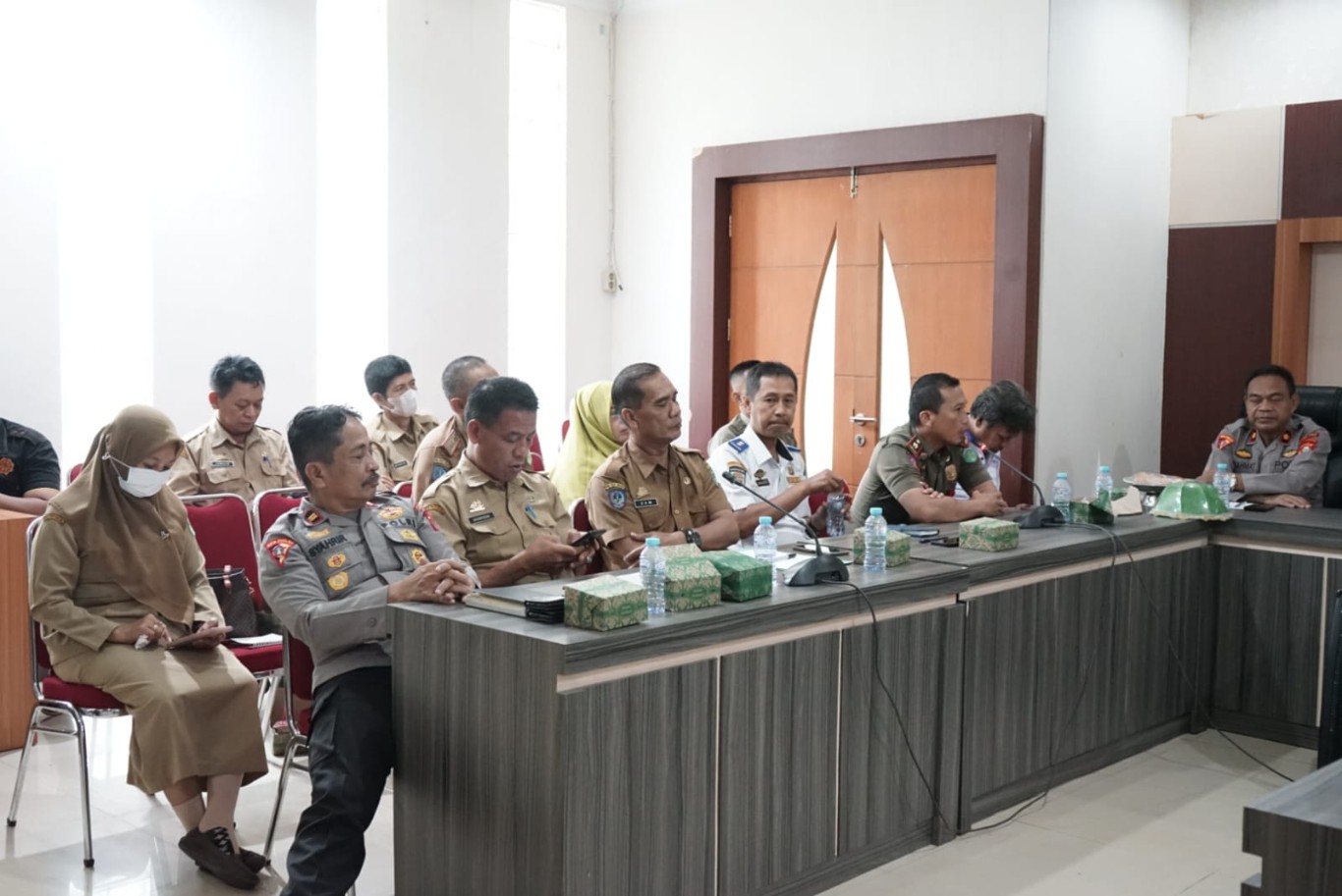 RAPAT -- Pemkab Luwu Timur melalui Bagian Kesejahteraan Rakyat (Kesra) melaksanakan rRapat persiapan dan penjemputan Jamaah Calon Haji (JCH) Tahun 1445/2024 M di Ruang Rapat Sekkab, Selasa (14/5).