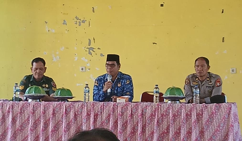 RAPAT PERSIAPAN -- Camat Tomoni Timur, Yulius, Kapolsek Tomoni Timur mengadakan pertemuan mempersiapkan roadshow budaya di Kantornya,  Jumat (17/5. 