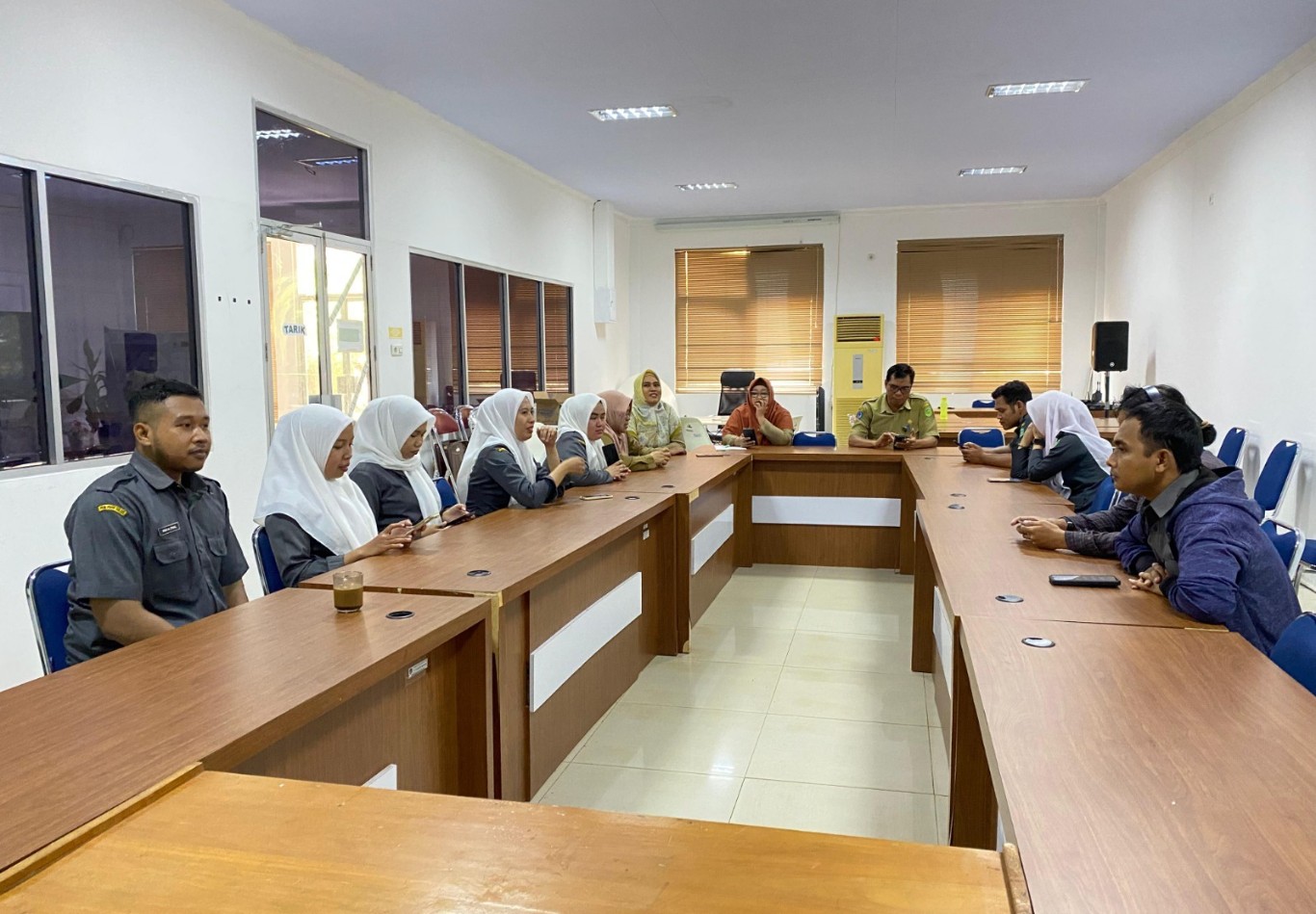 RAPAT -- PPID Utama Kabupaten Luwu Timur, Yulius didampingi Kabid IKP dan Humas, Hayati menggelar rapat persiapan di Ruang Media Center Dinas Komunikasi, Informatika, Statistik dan Persandian (Diskominfo-SP) Luwu Timur, Senin (6/5). 
