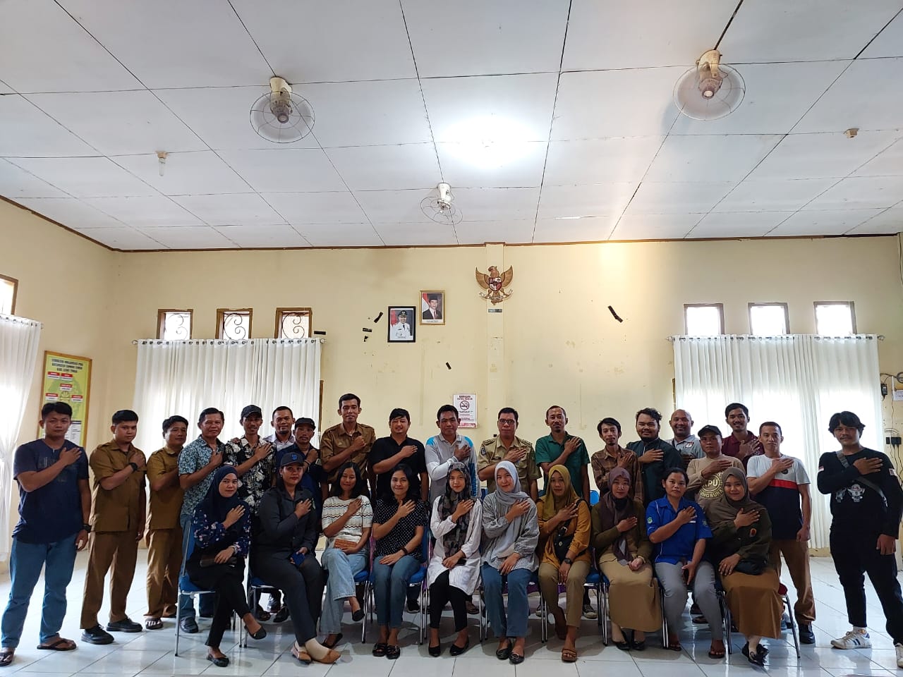 RAKER -- Panitia Pemilihan Kecamatan (PPK) dan Panitia Pemungutan Suara (PPS) se-Kecamatan Tomoni Timur menggelar rapat kerja perdana di Aula Kantor Camat Tomoni Timur, Senin (27/5) sore.