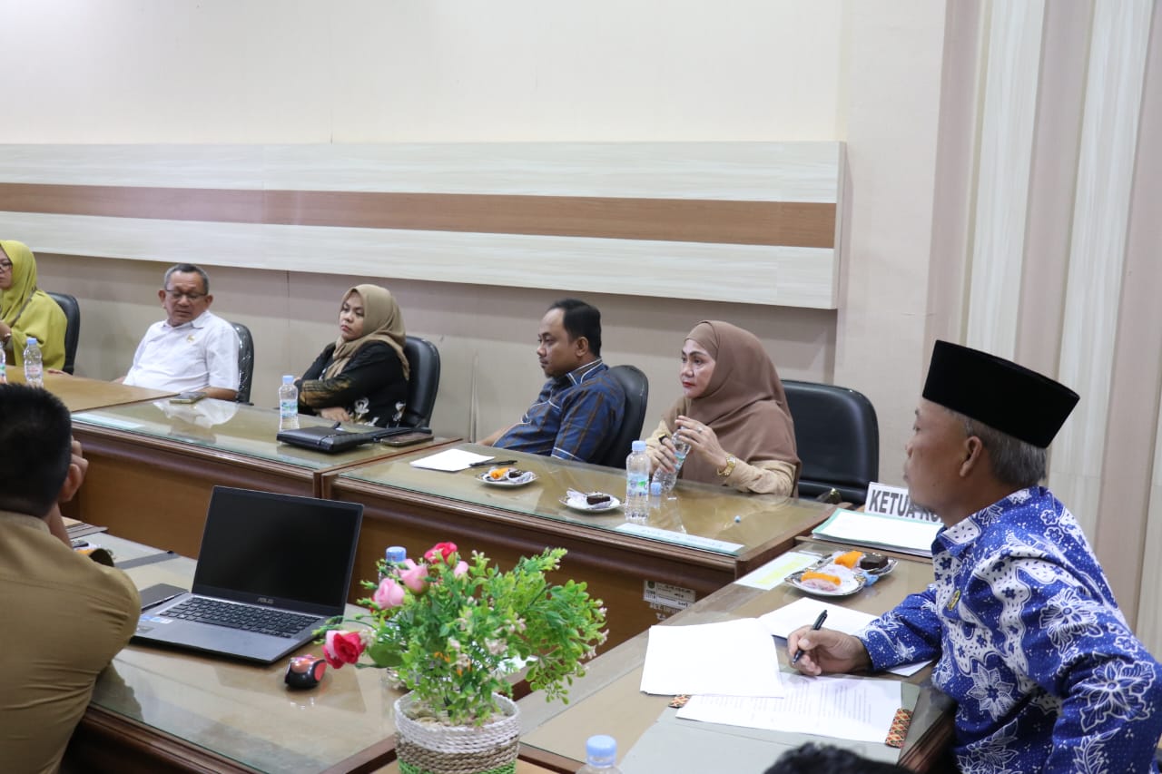 FINALISASI -- Pemkab Luwu Timur, bersama Panitia Khusus (Pansus) DPRD Lutim menggelar rapat finalisasi dalam rangka menyelesaikan Ranperda Penyelenggaraan Kabupaten Layak Anak (KLA) di Ruang Komisi II DPRD Lutim, Senin (6/5).  