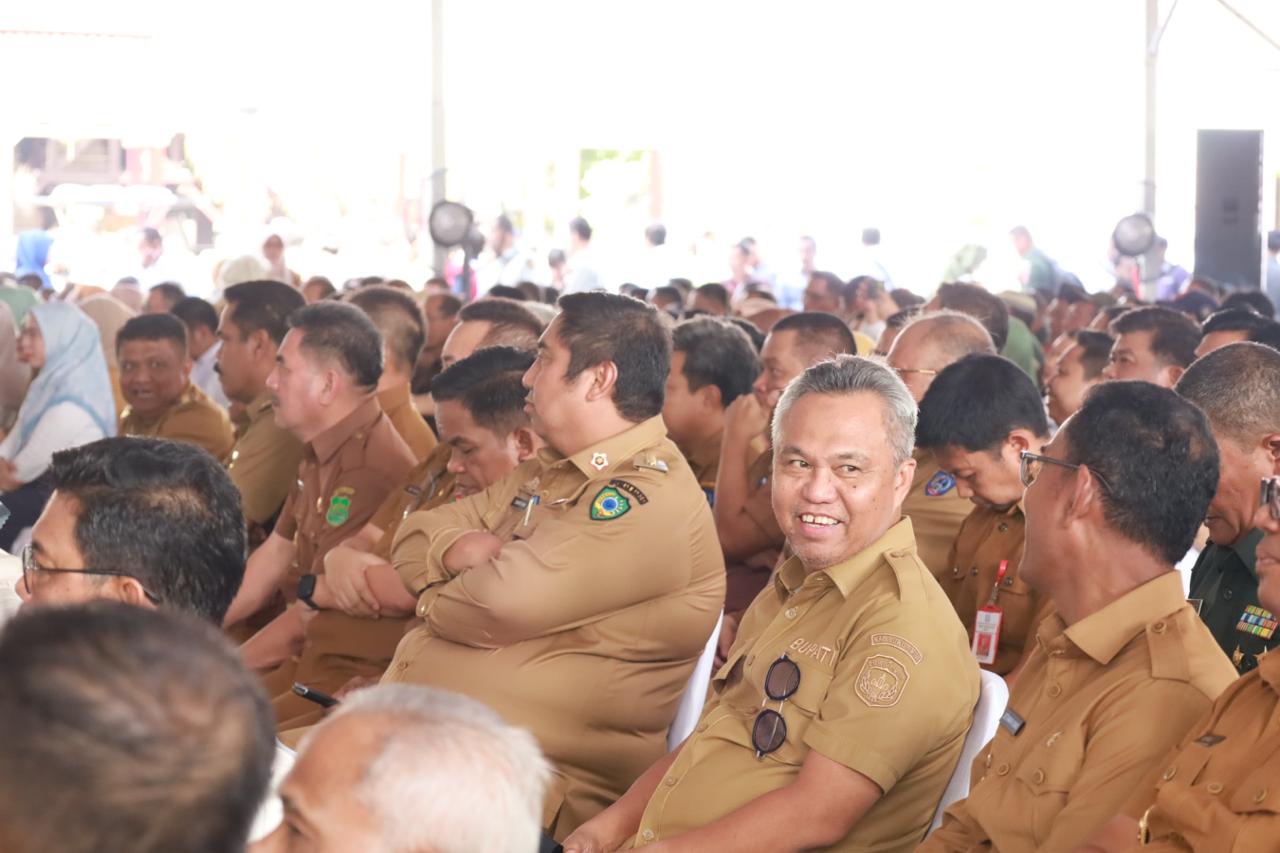 KUNKER -- Bupati Luwu Timur, H Budiman menghadiri Kunjungan Kerja (Kunker) Menteri Pertanian RI Andi Amran Sulaiman,  di Lapangan Upacara Kantor Gubernur Sulsel, Senin (27/5).