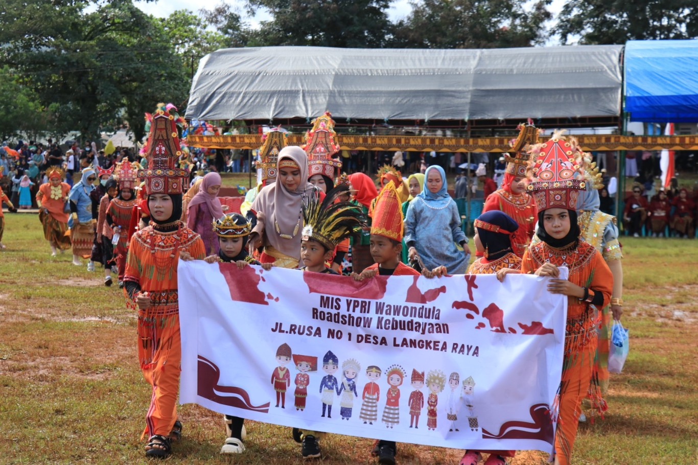 ROADSHOW BUDAYA -- Salah satu kontingen sedang melakukan roadshow di Lapangan Sirio-rio, Selasa (28/5). Kecamatan Towuti menjadi tuan rumah pertama Roadshow Kebudayaan yang kini telah ditetapkan sebagai kegiatan rutin dan akan diselenggarakan tiap tahunnya 