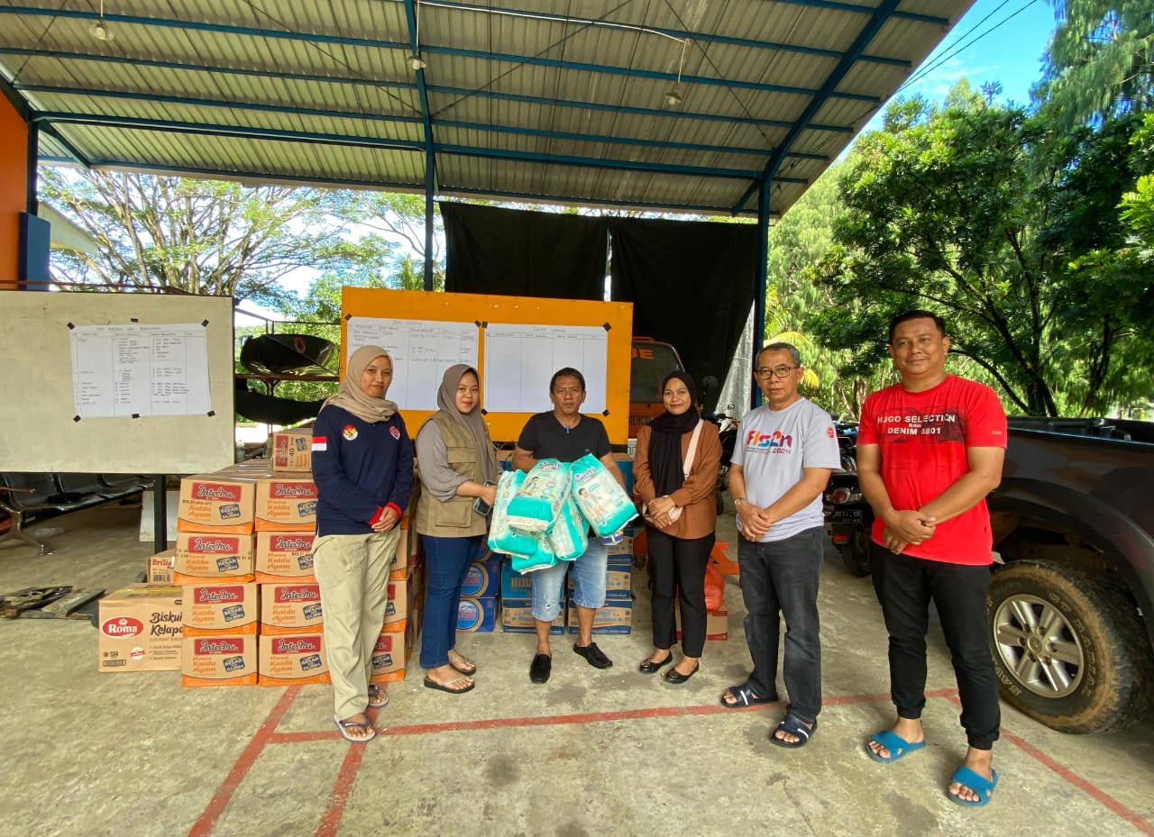BERBAGI -- Gerakan Sedekah Jum'at Sekretariat Daerah (Setda) Kabupaten Luwu Timur berbagi dengan warga terdampak korban Banjir yang melanda sebagian besar wilayah Kabupaten Luwu, Jumat (3/5) lalu.  