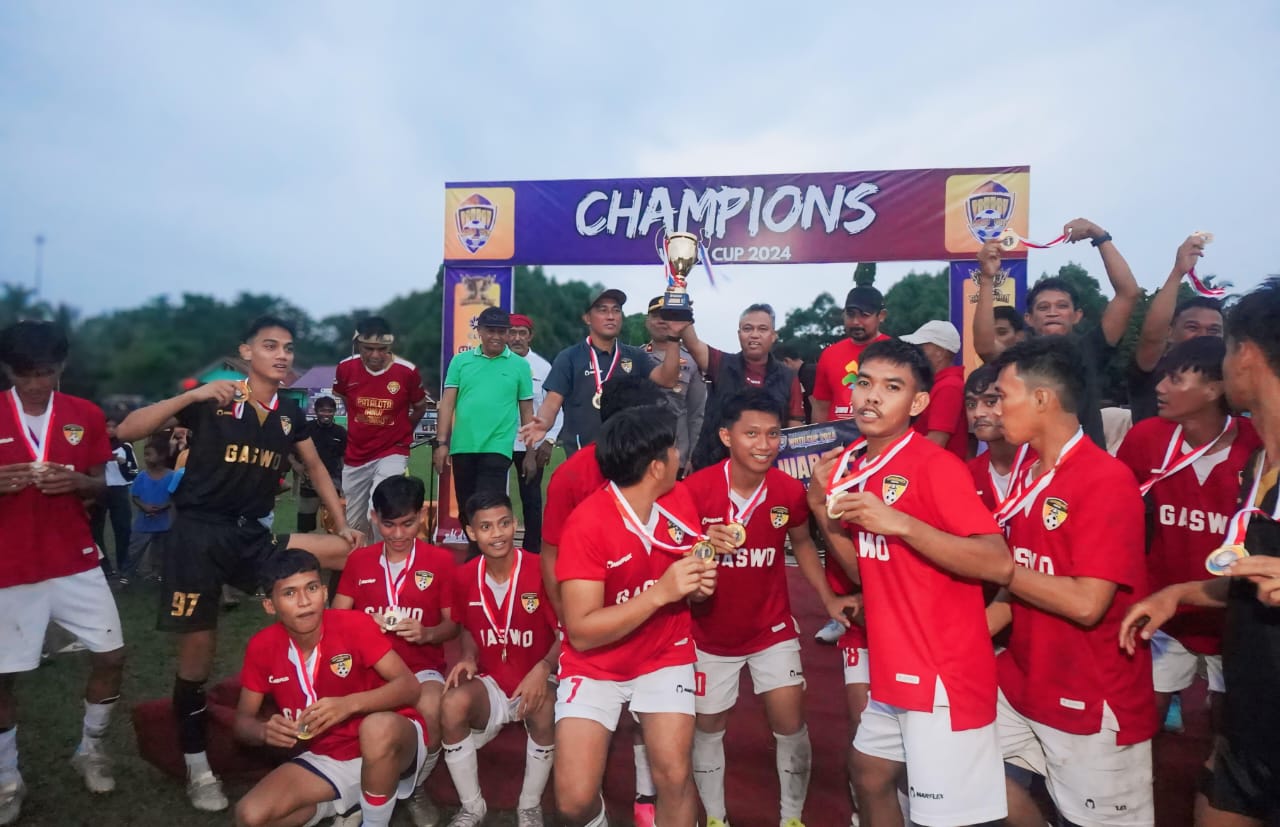 RESMI DITUTUP -- Bupati Luwu Timur, H Budiman foto bersama usai menutup secara resmi Turnamen Sepakbola Wotu Cup se-Kabupaten Luwu Timur Tahun 2024 di Lapangan Gaswo, Kecamatan Wotu, Kamis (16/5).