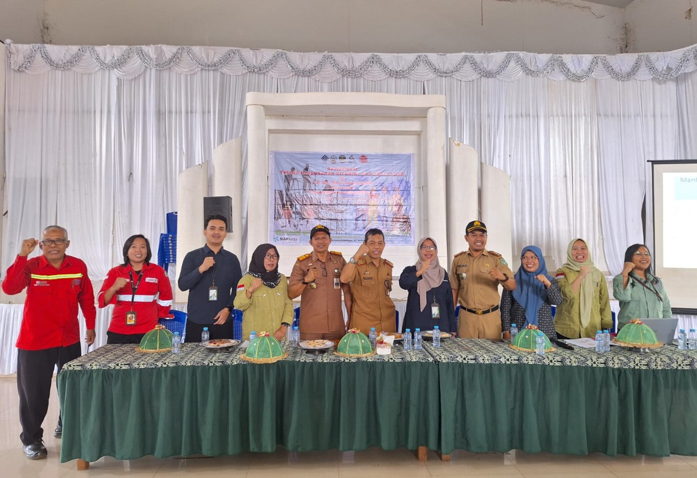 SOSIALISASI -- Dinas Transmigrasi dan Tenaga Kerja Pemkab Luwu Timur menggelar sosialisasi Peraturan Ketenagakerjaan dalam rangka Hari Buruh Internasional Tahun 2024 di Gedung Serbaguna Sorowako, Kecamatan Nuha baru-baru ini. 