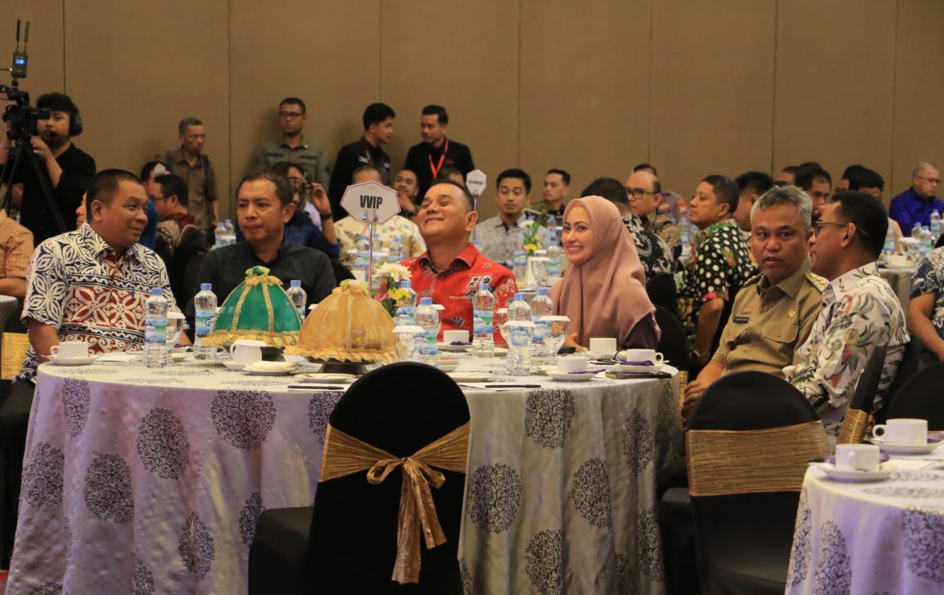SOSIALISASI -- Bupati Luwu Timur, H. Budiman bersama seluruh Bupati/Walikota se Sulsel serta unsur terkait lainnya menghadiri sosialisasi penyelenggaraan tahapan Pilkada serentak di Sulsel Tahun 2024, Sabtu (18/5). 