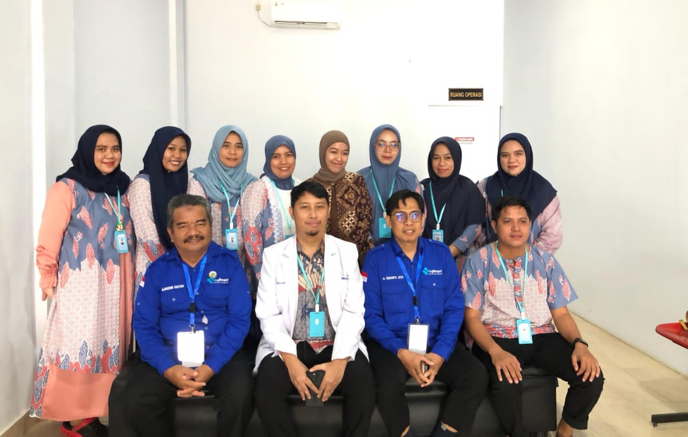 AKREDITASI -- Tim LAFKESPRI foto bersama usai melakukan survei Akreditasi Fasilitas Kesehatan Tingkat Pertama (FKTP) Tahun 2024 di Klinik Mata Malili (KKM) di Aula KMM, Rabu (29/5)