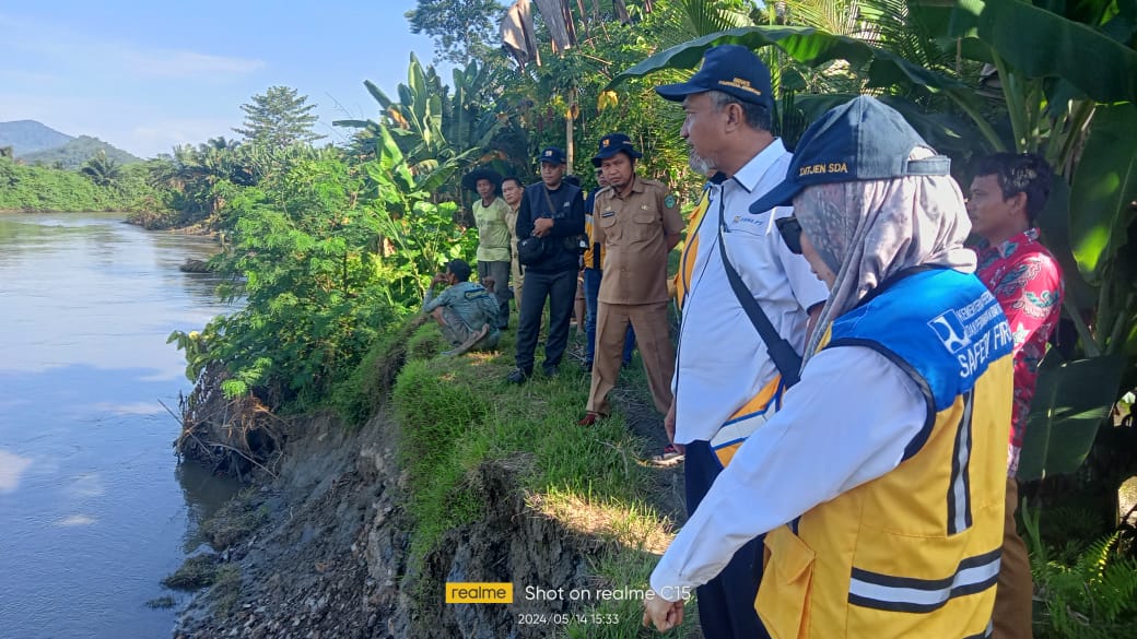 TINJAU -- Kepala BBWS Pompengan – Jeneberang, Suryadarma Hasyim, didampingi Camat Tomoni Timur, Yulius, Kadis PUPR, Syahmuddin, Kades Alam Buana, Imade Redo, Pj Kades Cendana Hitam Timur, Riny G. Rusli, serta Kabid Sumber Daya Air Dinas PUPR, Syahrir meninjau tanggul pengaman di Desa Alam Buana dan Desa Cendana Hitam Timur yang hampir jebol,  Selasa (14/5).