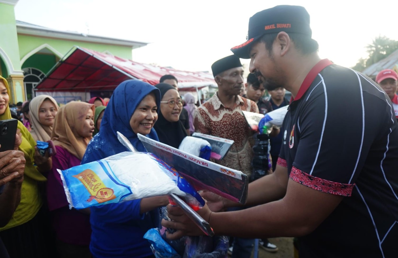 BANTUAN -- Bupati Luwu Timur, H Budiman bersama unsur Forkopimda menyerahkan bantuan alat kebersihan untuk masyarakat Desa Botta, Kecamatan Suli, Kabupaten Luwu, saat mengunjungi Dapur Umum Pemkab Lutim, Sabtu (11/5)