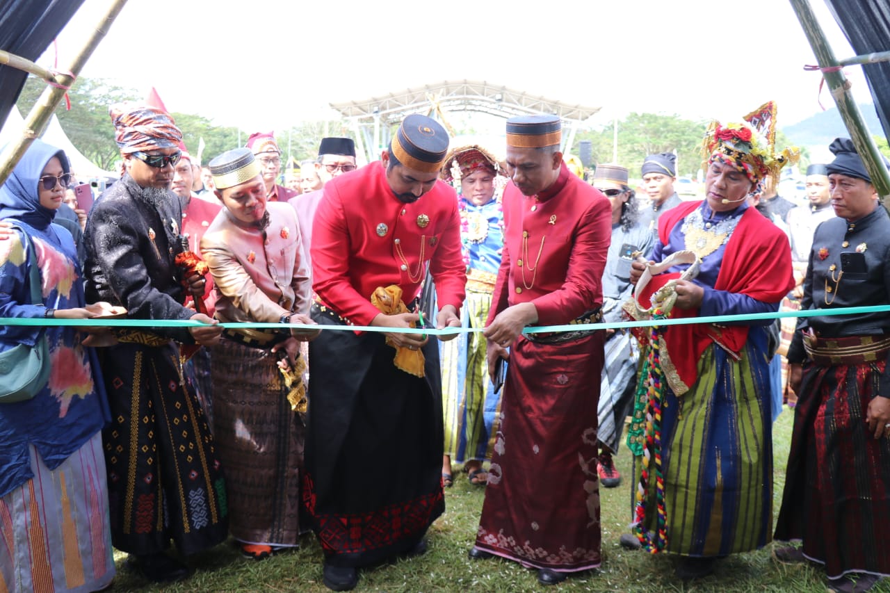 BUKA -- Wabup Luwu Timur, Mochammad Akbar Andi Leluasa membuka Festival Jejak Peradaban Besi Luwu (F-JPBL) Tahun 2024 di Lapangan Iniaku Sorowako, Kecamatan Nuha baru-baru ini