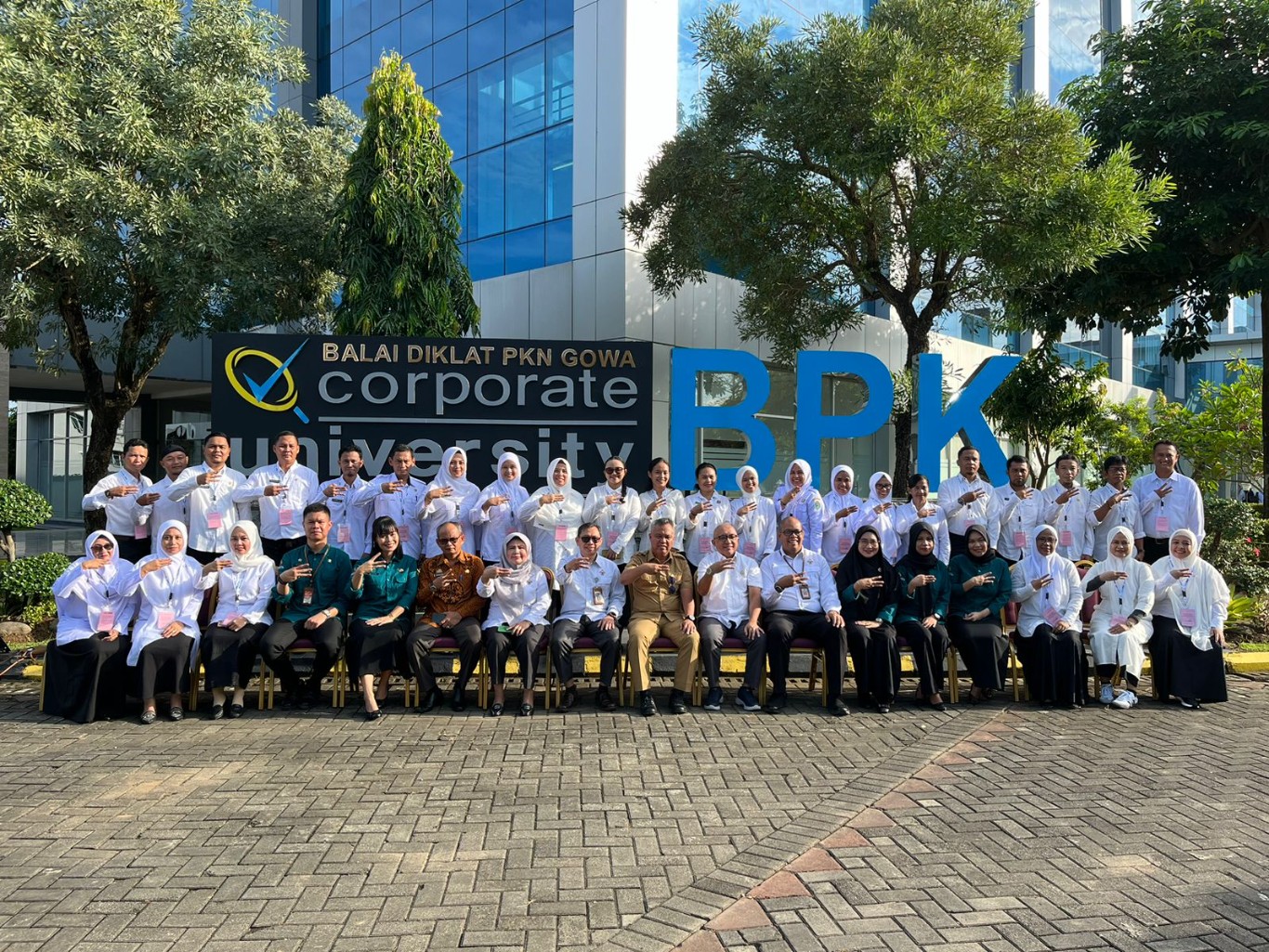 DIKLAT -- Bupati Luwu Timur, H. Budiman foto berasama usai membuka Diklat Perencanaan Keuangan Daerah (PKD) bagi para Kepala Sub Bagian (Kasubag) Perencanaan Organisasi Perangkat Daerah (OPD), di Balai Diklat PKN BPK RI, Kabupaten Gowa, Rabu (15/5). 