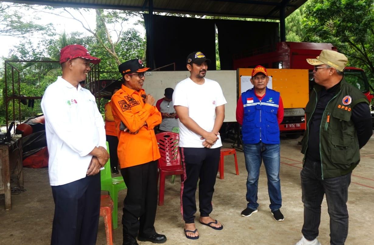LEPAS -- Bupati Luwu Timur, H Budiman secara resmi melepas Tim Tanggap Bencana Kabupaten Luwu Timur yang akan diterjunkan dalam penanganan musibah banjir dan penyaluran bantuan di Kabupaten Luwu dan sekitarnya, Sabtu (4/5).