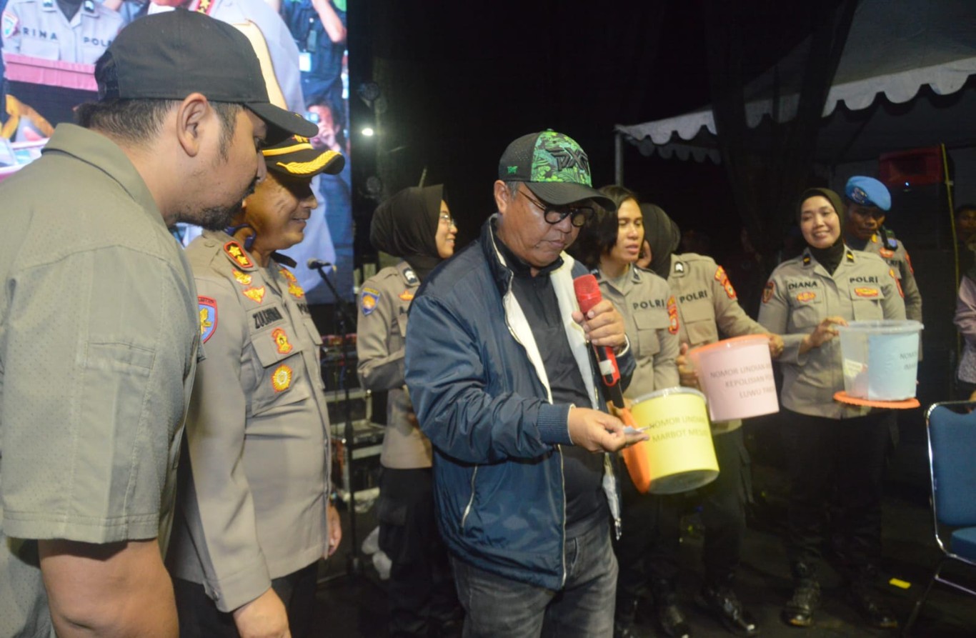 GALANG DONASI -- Bupati Luwu Timur, H Budiman mengajak masyarakat berdoa bersama untuk korban bencana alam yang terjadi di beberapa wilayah di Sulsel). Ajakan itu disampaikan Budiman saat menghadiri Malam Hiburan Rakyat di Stadion H Andi Hasan Opu To Hatta Malili, Jumat (3/5).