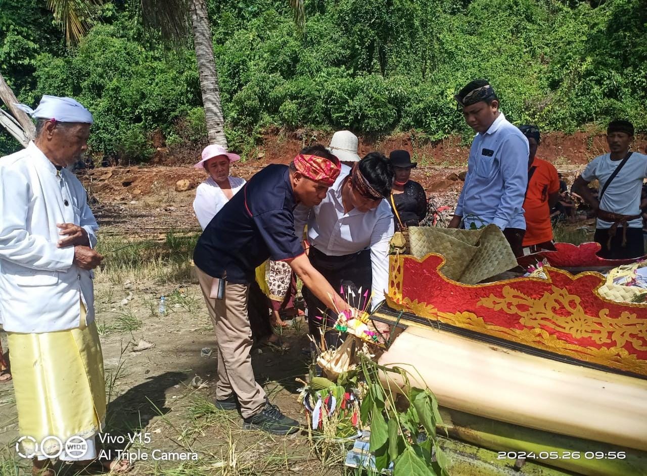 LEPAS JENAZAH -- Wabup Luwu Timur, Mochammad Akbar Andi Leluasa didampingi Camat Tomoni Timur, Yulius dan anggota DPRD Luwu Timur, I Made Sariana melepas jenazah Made Suwandi, seorang pensiunan guru SMPN 1 Tomoni Timur, untuk prosesi ngaben di Desa Cendana Hitam, Kecamatan Tomoni Timur Minggu (26/5) pagi.  