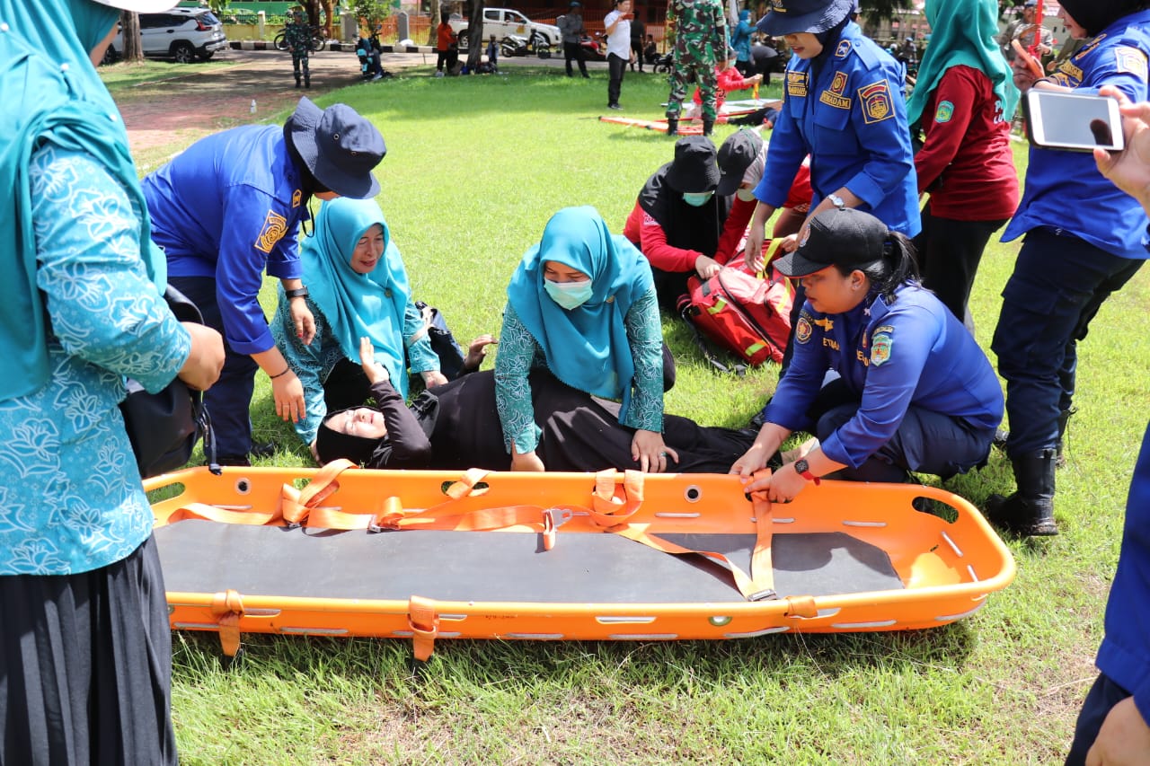 SIMULASI -- Gempa Bumi berkekuatan 7,2 Magnitudo mengguncang Kabupaten Luwu Timur menjadi parameter Badan Penanggulangan Bencana Daerah (BPBD) Lutim saat menggelar simulasi gempa bumi, di Lapangan Soekarno Hatta, Malili baru-baru ini.