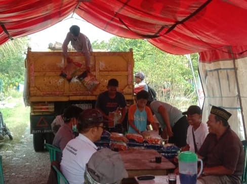 BANTUAN BERAS -- Organisasi paguyuban KKLR Sulsel menyalurkan bantuan beras 1 ton kepada warga terdampak banjir di Desa Lembang-Lembang, Kecamatan Baebunta Selatan, Kabupaten Luwu Utara, Selasa (14/5).