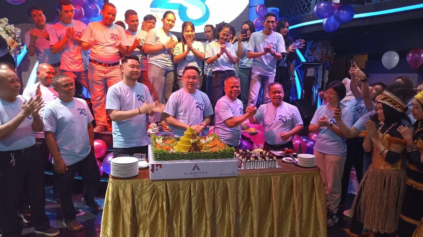 MERIAH -- Suasana perayaan HUT Almadera ke-28 yang dihadiri jajaran manajemen Phinisi Hospitality Indonesia serta jajaran manajemen dan staf Hotel Almadera. GM Hotel Almadera, Makmur (tiga dari kiri) salam komando dengan CEO Phinisi Hospitality Indonesia, Anggiat Sinaga (dua dari kanan) usai penyerahan potongan nasi tumpeng.