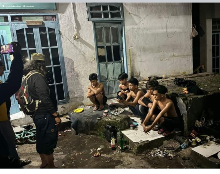 MIRAS -- Sejumlah remaja yang terjaring razia miras diamankan di Polsek Panakkukang bersama barang bukti ballo.