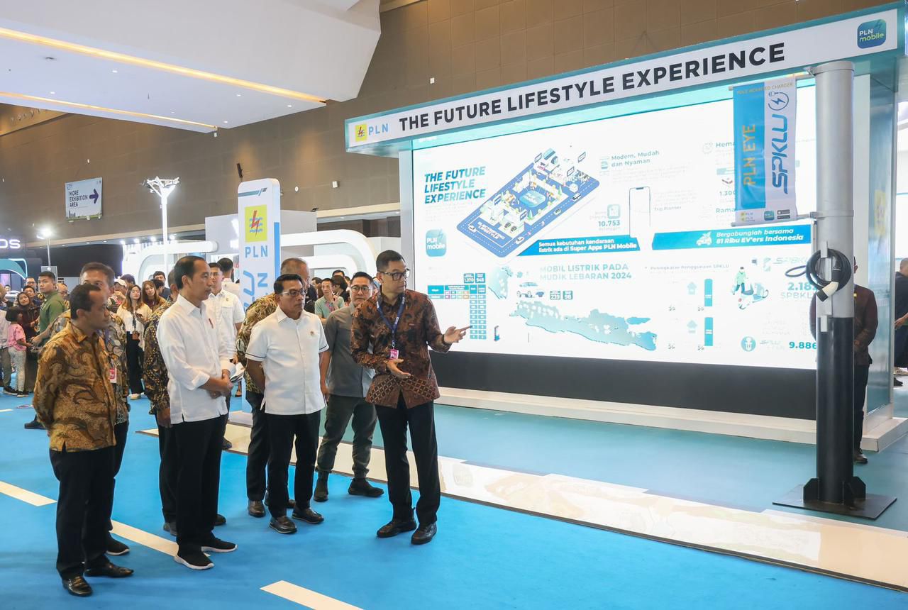 PAPARKAN KESIAPAN -- Direktur Utama PLN, Darmawan Prasodjo (kanan) memaparkan kesiapan infrastruktur pendukung ekosistem kendaraan listrik kepada Presiden Republik Indonesia, Joko Widodo (kedua dari kiri), Kepala Staf Kepresidenan RI sekaligus Ketua Umum Periklindo, Moeldoko (kedua dari kanan), dan Menteri Investasi/Kepala BKPM, Bahlil Lahadalia (kiri). 