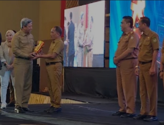 JUARA -- Sekprov Sulsel Muh Arsyad saat menyerahkan PPD Kepada Sekkot Parepare Muhammad Husni Syam sebagai juara satu tingkat Provinsi Sulsel baru-baru ini.