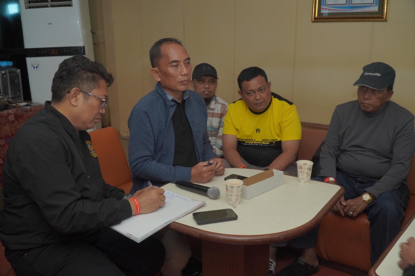 RAPAT -- Kepala Bappeda Zulkarnaen, Sekkot Parepare Husni Syam, Kadis KOP Iskandar Nusu (Baju kuning)disela-sela rapat di Aula KM Dharma Kartika IX baru-baru ini.