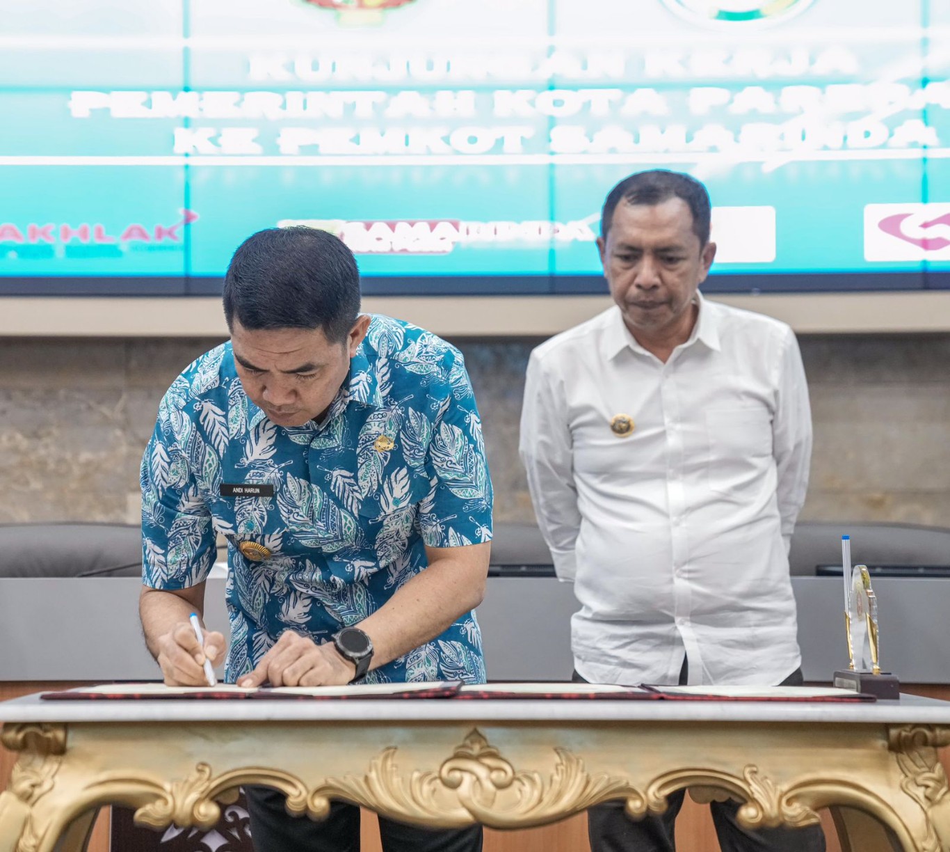 TEKEN KERJASAMA -- Wali kota Samarinda Andi Harun (kiri) saat menandatangani MoU bersama Pj Wali Kota Parepare Akbar Ali di Kantor Balaikota Pemkot Samarinda, Jumat (3/5).1 