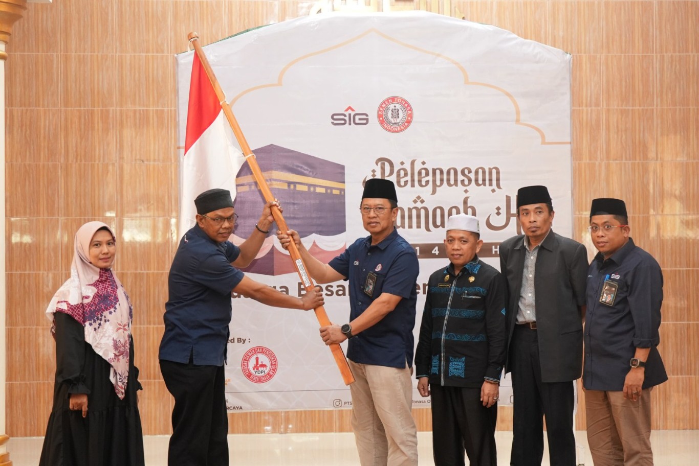 PELEPASAN -- Direktur Operasi Semen Tonasa, Mochammad Alfin Zaini (empat dari kanan), disaksikan Direktur Keuangan Semen Tonasa, Anis (kanan), menyerahkan bendera kepada perwakilan JCH keluarga besar PT Semen Tonasa.