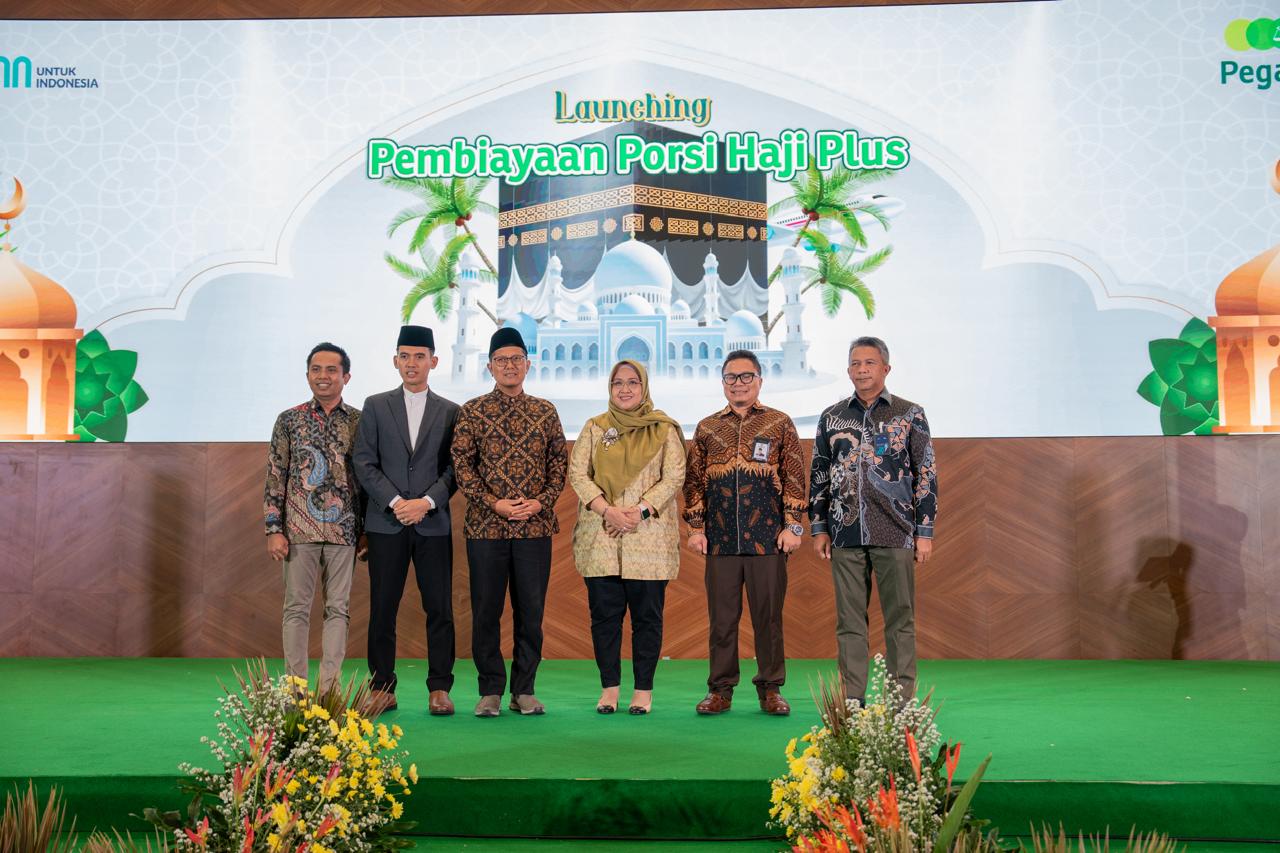 PELUNCURAN -- Direktur Pemasaran dan Pengembangan Produk PT Pegadaian, Elvi Rofiqotul Hidayah (tiga dari kanan), foto bersama para mitranya usai meluncurkan produk Pegadaian Syariah Pembiayaan Porsi Haji Plus, di Ballroom The Gade Tower.