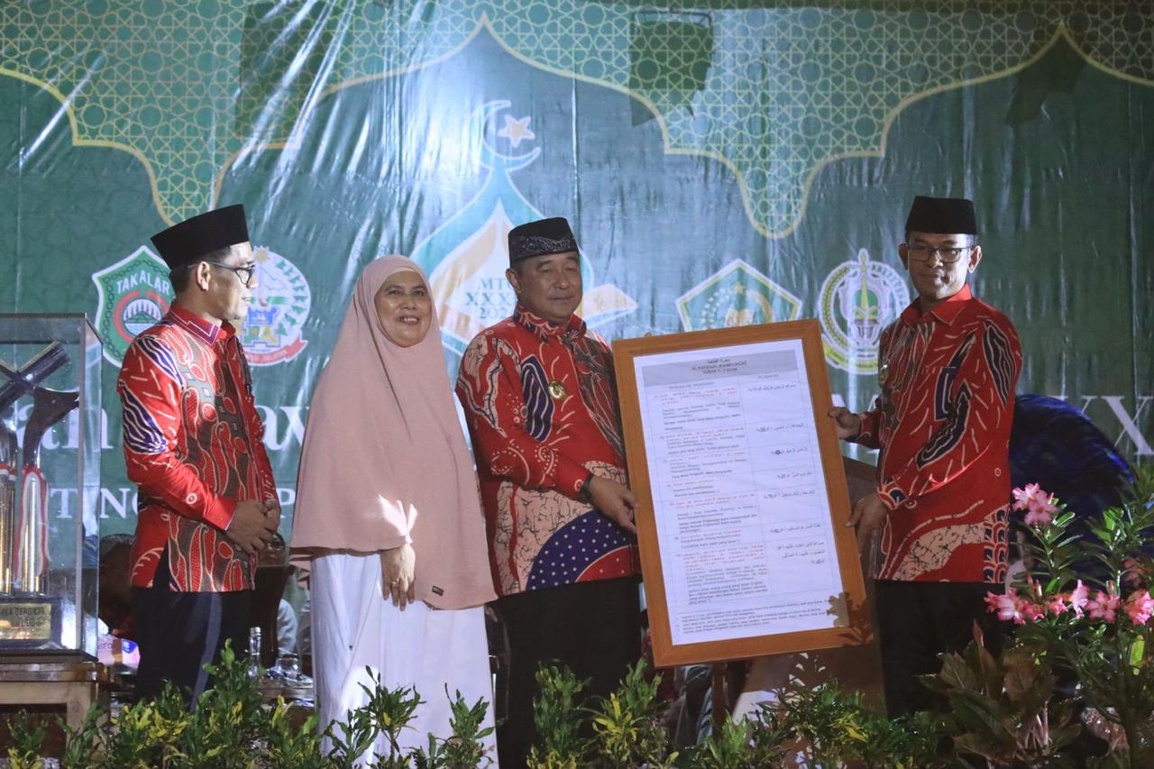 PEMBUKAAN -- Pj Gubernur Sulsel, Bahtiar Baharuddin, Pj Bupati Takalar, Setiawan Aswad, Kepala Kanwil Kemenag Sulsel, H Muhammad Tonang, saat pembukaan MTQ tingkat Provinsi Sulsel ke-XXXIII.